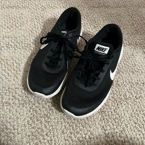 Nike Black and White Athletic sneakers size 7.5
